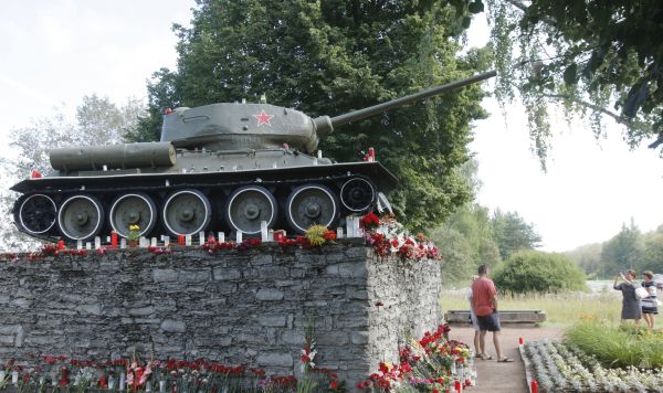 Памятник танку Т-34 в Нарве, Эстония. Архивное фото Памятник танку Т-34 в Нарве, Эстония. Архивное фото