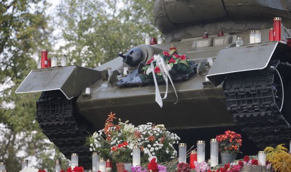 Памятник танку Т-34 в Нарве, Эстония. Архивное фото Памятник танку Т-34 в Нарве, Эстония. Архивное фото