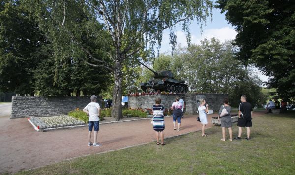 Люди возле памятника танк Т-34 в Нарве, Эстония. Архивное фото Люди возле памятника танк Т-34 в Нарве, Эстония. Архивное фото