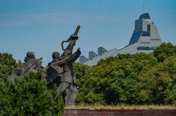 Памятник воинам Советской Армии - освободителям Советской Латвии и Риги от немецко-фашистских захватчиков в парке Победы на левом берегу Даугавы в Риге