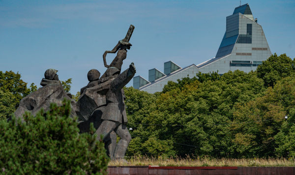 Памятник воинам Советской Армии - освободителям Советской Латвии и Риги от немецко-фашистских захватчиков в парке Победы на левом берегу Даугавы в Риге