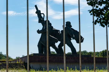 Памятник воинам Советской Армии - освободителям Советской Латвии и Риги от немецко-фашистских захватчиков в парке Победы на левом берегу Даугавы в Риге
