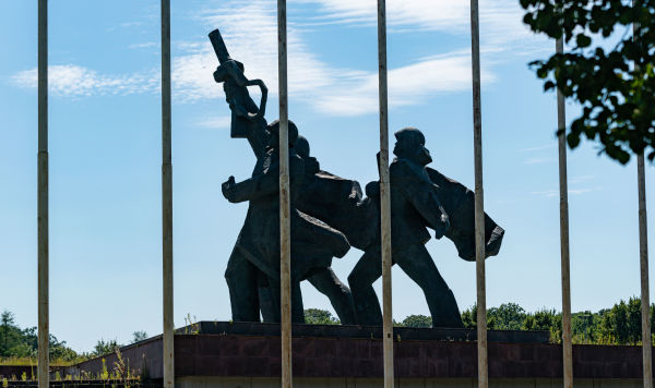 Памятник воинам Советской Армии - освободителям Советской Латвии и Риги от немецко-фашистских захватчиков в парке Победы на левом берегу Даугавы в Риге