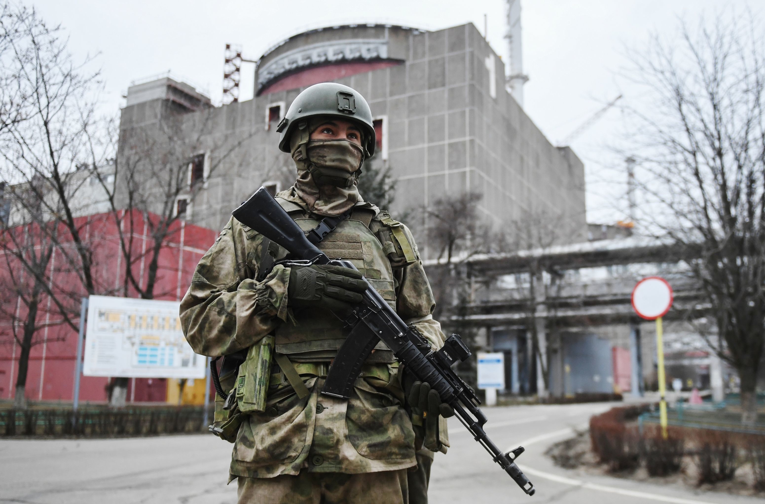 Военнослужащий РФ на территории Запорожской атомной электростанции Военнослужащий РФ на территории Запорожской атомной электростанции