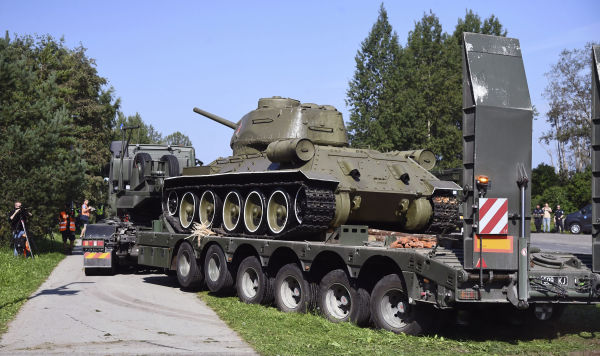 Демонтаж танка Т-34 в Нарве, 16 августа 2022 Демонтаж танка Т-34 в Нарве, 16 августа 2022