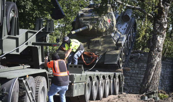Демонтаж танка Т-34 в Нарве, 16 августа 2022