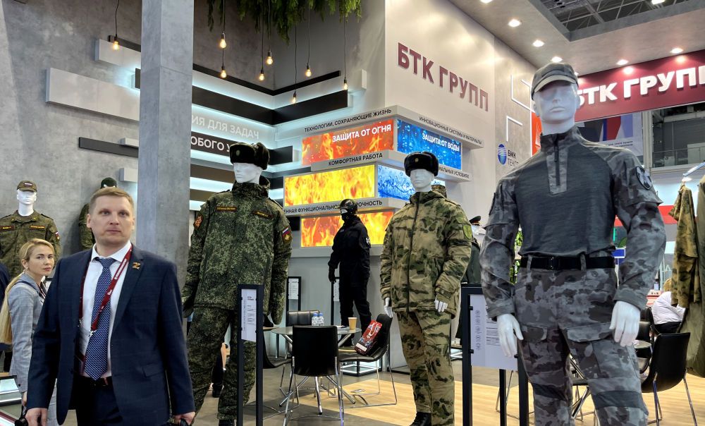 Экипировка и обмундирование военнослужащих стенда БТК-групп на выставке Международного военно-технического форума "Армия-2022", Россия, 16 августа 2022