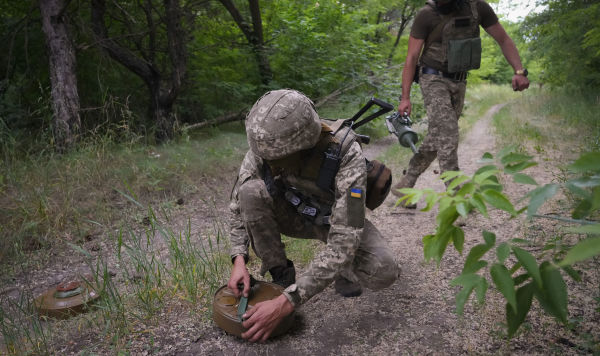 Бойцы спецподразделения Украины закладывают противотанковые мины Бойцы спецподразделения Украины закладывают противотанковые мины