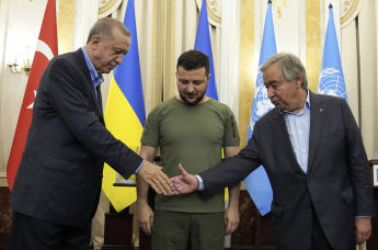 Президент Украины Владимир Зеленский (в центре), президент Турции Реджеп Эрдоган (слева) и Генеральный секретарь ООН Антониу Гутерриш во время встречи во Львове, Украина, 18 августа 2022 года