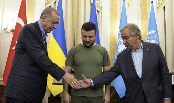 Президент Украины Владимир Зеленский (в центре), президент Турции Реджеп Эрдоган (слева) и Генеральный секретарь ООН Антониу Гутерриш во время встречи во Львове, Украина, 18 августа 2022 года