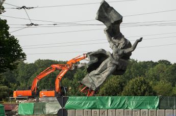 Работы по демонтажу памятника Освободителям Риги, 24 августа 2022