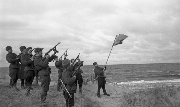 Салют в честь выхода советских войск на Балтику. Октябрь 1944 года. Салют в честь выхода советских войск на Балтику. Октябрь 1944 года.