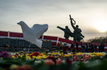 Цветы у мемориального комплекса "Памятник воинам Советской Армии - освободителям Советской Латвии и Риги от немецко-фашистских захватчиков" в Риге