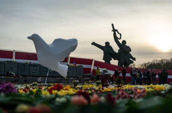 Цветы у мемориального комплекса "Памятник воинам Советской Армии - освободителям Советской Латвии и Риги от немецко-фашистских захватчиков" в Риге