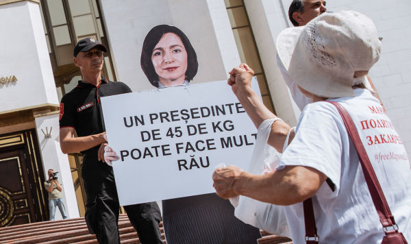 Протестующая перед зданием администрации президента Молдавии в Кишиневе