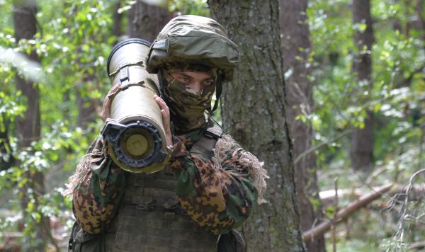 Военнослужащий ВС РФ с ПТРК "Корнет" 