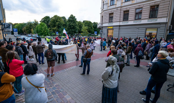 Митинг РСЛ против полного перевода образования на латышский язык у здания Сейма Латвии в Риге, 7 сентября 2022 Митинг РСЛ против полного перевода образования на латышский язык у здания Сейма Латвии в Риге, 7 сентября 2022