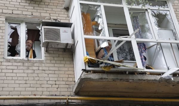 Местные жители в окнах своей квартиры в жилом доме в Киевском районе Донецка, частично разрушенном в результате обстрела со стороны ВСУ, 22 июня 2022 Местные жители в окнах своей квартиры в жилом доме в Киевском районе Донецка, частично разрушенном в результате обстрела со стороны ВСУ, 22 июня 2022