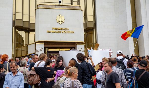 Участники пятничной акции протеста оппозиции, организованной партией "Шор" у здания администрации президента Молдавии в Кишиневе, 9 сентября 2022