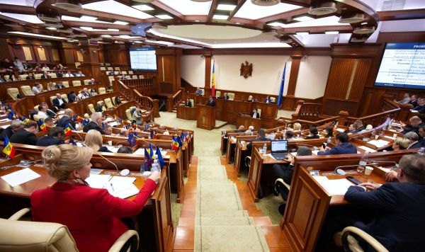 Депутаты на заседании парламента Молдавии в Кишиневе Депутаты на заседании парламента Молдавии в Кишиневе