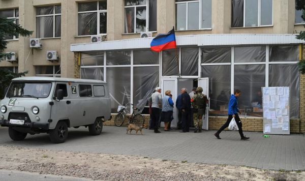 Пункт раздачи гуманитарной помощи проекта "Буханка" в Красном Лимане Пункт раздачи гуманитарной помощи проекта "Буханка" в Красном Лимане