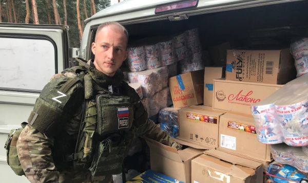 Журналист-волонтер Никита Третьяков раздает гуманитарную помощь, привезенную проектом "Буханка" в Святогорск