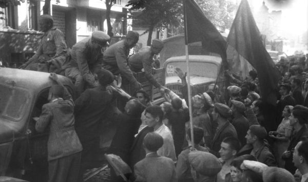 Жители Бухареста приветствуют советских воинов, 31 августа 1944 Жители Бухареста приветствуют советских воинов, 31 августа 1944