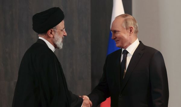 Президент РФ Владимир Путин и президент Ирана Эбрахим Раиси во время встречи на полях саммита ШОС в Самарканде, 15 сентября 2022 Президент РФ Владимир Путин и президент Ирана Эбрахим Раиси во время встречи на полях саммита ШОС в Самарканде, 15 сентября 2022
