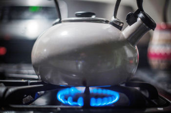 Чайник на газовой плите 