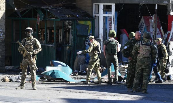 Военнослужащие на площади Бакинских комиссаров в Куйбышевском районе Донецка, 19 сентября 2022
