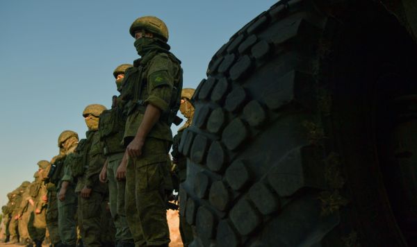 Построение военнослужащих ВС РФ перед отправкой в зону специальной военной операции