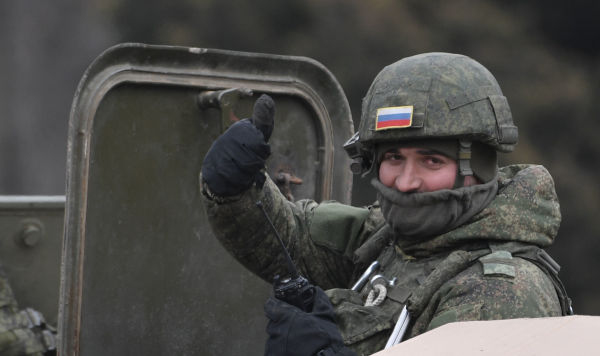 Российский военнослужащий в колонне военной техники