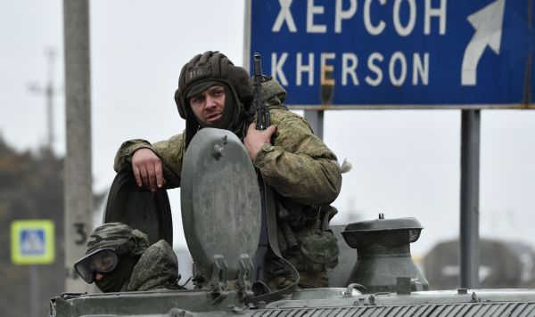 Российские военнослужащие в колонне военной техники