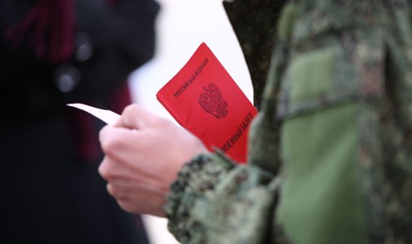 Военный билет в руках мужчины, призванного на воинскую службу в ходе частичной мобилизации в РФ Военный билет в руках мужчины, призванного на воинскую службу в ходе частичной мобилизации в РФ