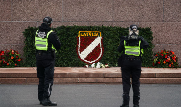 Полицейские возле памятника Свободы в Риге Полицейские возле памятника Свободы в Риге