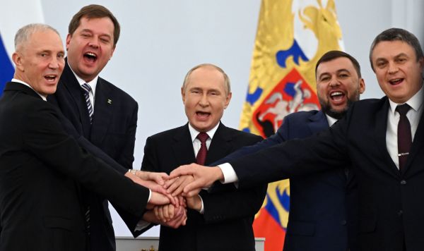 Глава администрации Херсонской области Владимир Сальдо, глава администрации Запорожской области Евгений Балицкий, президент РФ Владимир Путин, глава ЛНР Леонид Пасечник, глава ДНР Денис Пушилин во время церемонии подписания договоров о вхождении в состав РФ, Москва, 30 сентября 2022