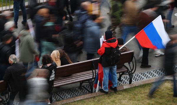Мужчина с флагом России Мужчина с флагом России