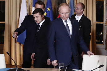 Президент России Владимир Путин (справа) и президент Украины Владимир Зеленский на встрече в Париже, Франция,  9 декабря 2019 года