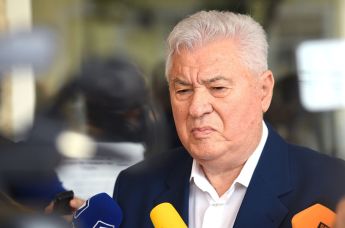 Лидер партии коммунистов Республики Молдавия (ПКРМ) Владимир Воронин отвечает на вопросы журналистов на избирательном участке в Кишиневе во время досрочных парламентских выборов в Молдавии