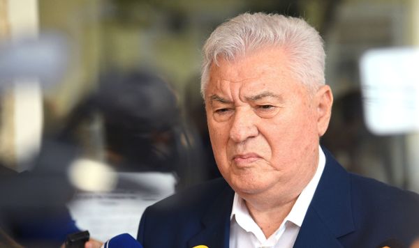 Лидер партии коммунистов Республики Молдавия (ПКРМ) Владимир Воронин отвечает на вопросы журналистов на избирательном участке в Кишиневе во время досрочных парламентских выборов в Молдавии