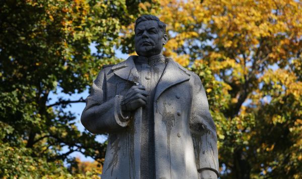 Фрагмент памятника генералу Ватутину в Мариинском парке Киева Фрагмент памятника генералу Ватутину в Мариинском парке Киева