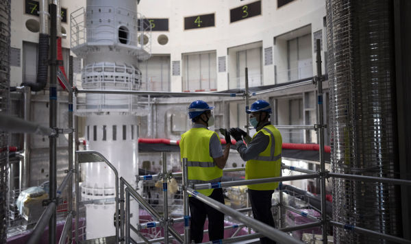 Рабочие рядом с токамаком Рабочие рядом с токамаком ITER
