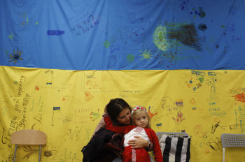 Украинские беженцы в офисе ЮНИСЕФ в Варшаве, Польша