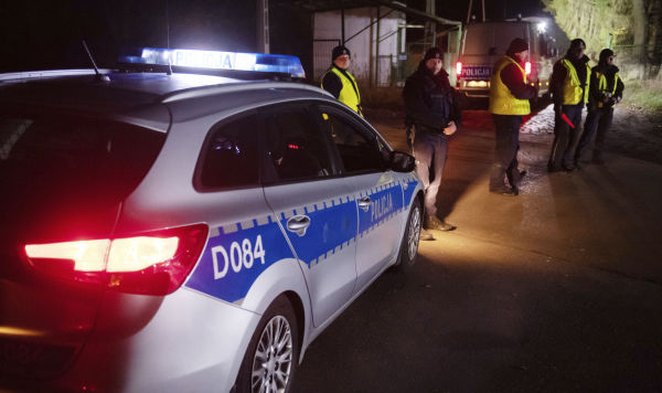 Сотрудники полиции возле зернового склада в населенном пункте Пшеводув, Польша, 15 ноября 2022 Сотрудники полиции возле зернового склада в населенном пункте Пшеводув, Польша, 15 ноября 2022