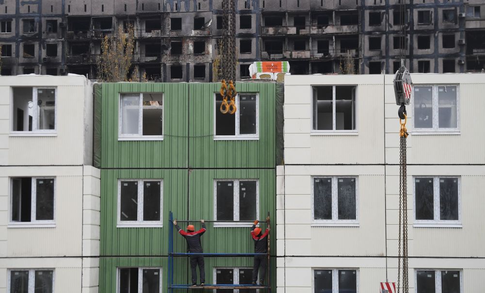 Рабочие во время строительства нового жилого дома на одной из улиц Мариуполя