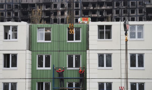 Рабочие во время строительства нового жилого дома на одной из улиц Мариуполя