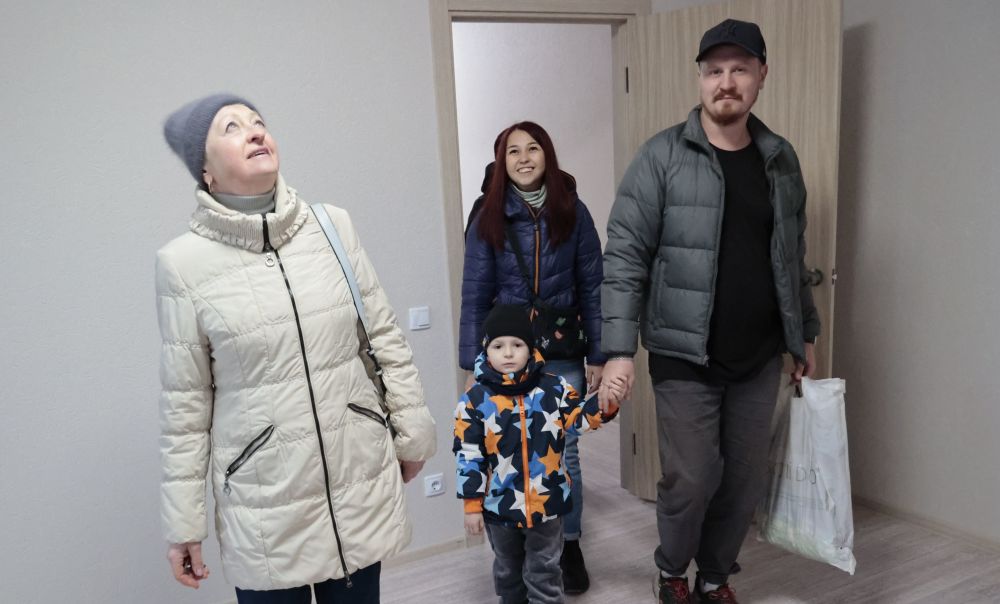Жители осматривают новую квартиру в районе "Черемушки" города Мариуполя