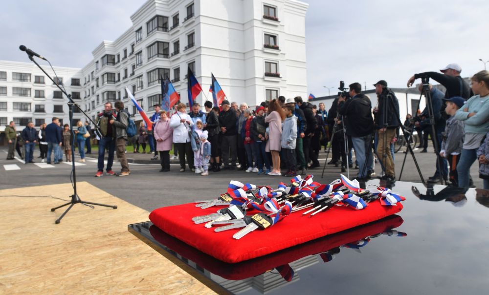 Церемония вручения ключей от квартир в домах, построенных представителями Военно-строительного комплекса Министерства обороны России в микрорайоне Невский в Мариуполе