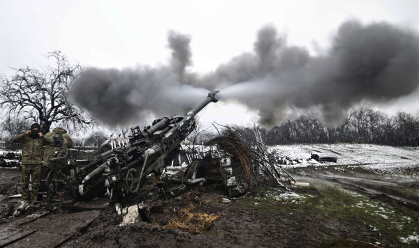 Украинские военнослужащие ведут огонь по российским позициям