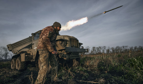 Украинский военный запускает ракеты из РСЗО «Град» Украинский военный запускает ракеты из РСЗО «Град»